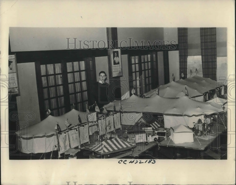 1938 Press Photo Lyman Litchfield & model of circus he built