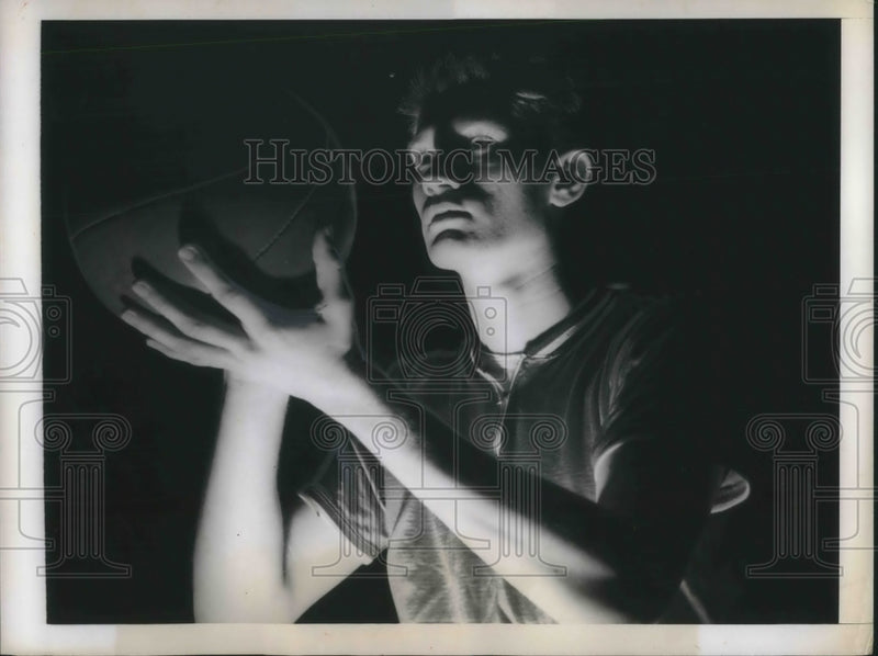 Load image into Gallery viewer, 1950 Press Photo New York, Bob Koch University of St. Louis vs Long Island
