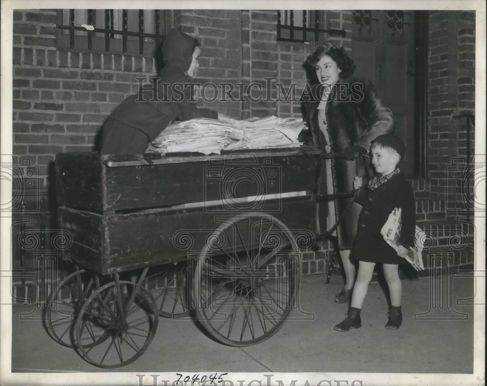 1943 Press Photo Opera singer Marjory Hess gets Charles Carson,4, Helen Burns,5