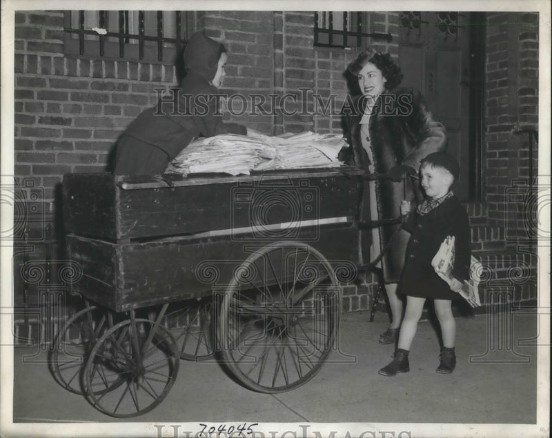 Load image into Gallery viewer, 1943 Press Photo Opera singer Marjory Hess gets Charles Carson,4, Helen Burns,5
