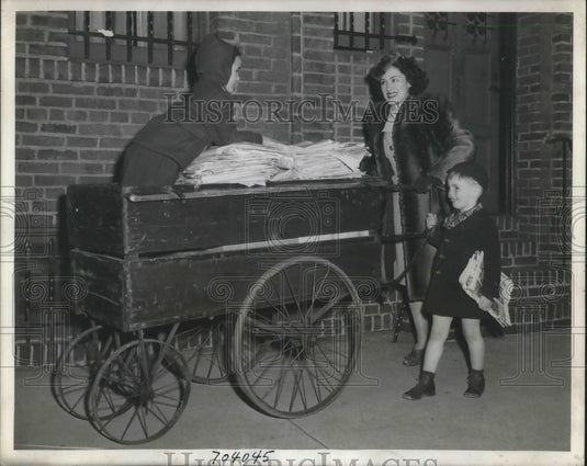 1943 Press Photo Opera singer Marjory Hess gets Charles Carson,4, Helen Burns,5