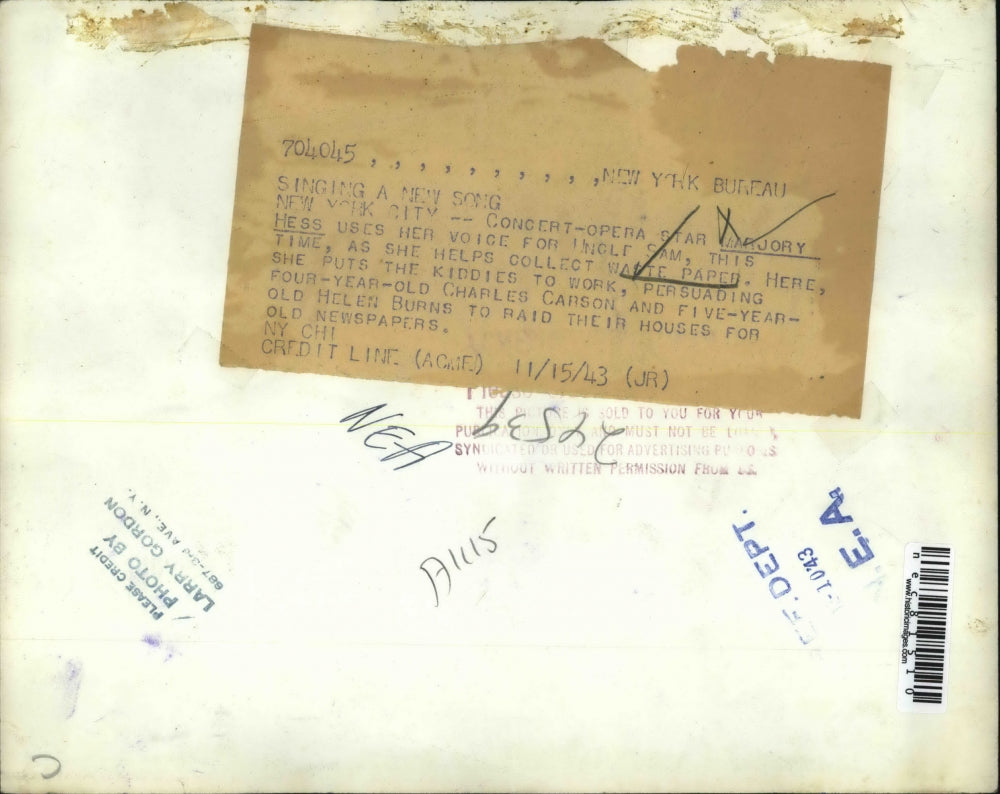 1943 Press Photo Opera singer Marjory Hess gets Charles Carson,4, Helen Burns,5