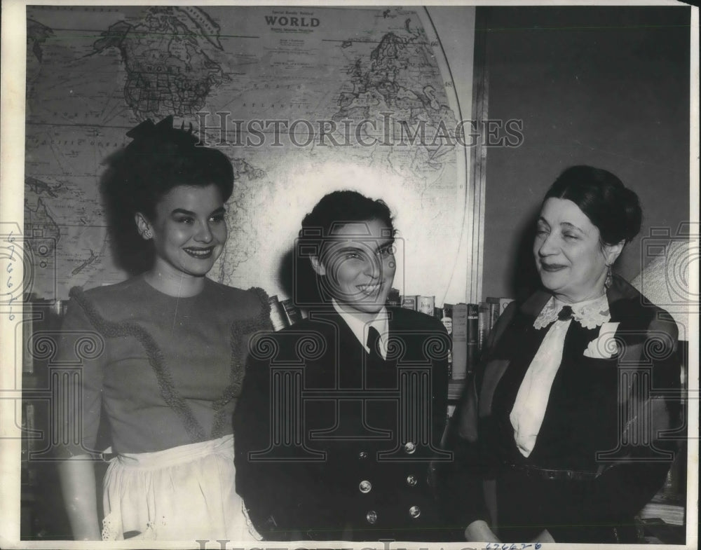 1943 Press Photo Valentina Orlikova Visits American Theater Wing Merchant Club