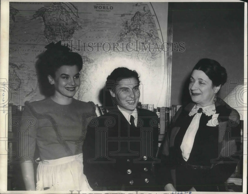 Load image into Gallery viewer, 1943 Press Photo Valentina Orlikova Visits American Theater Wing Merchant Club
