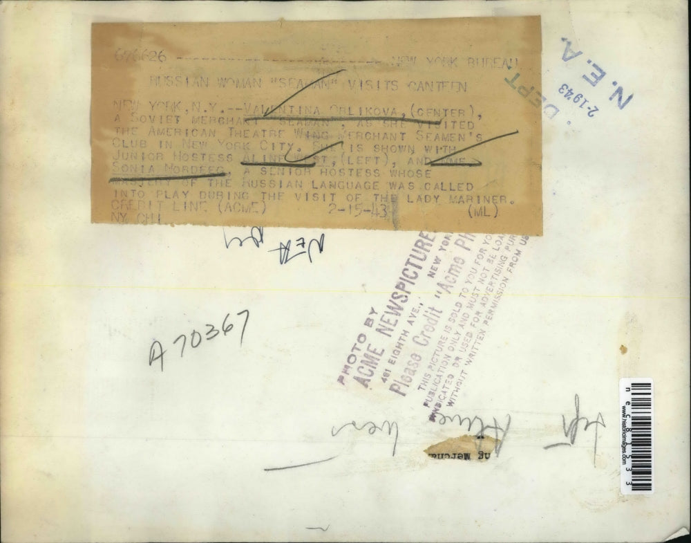 1943 Press Photo Valentina Orlikova Visits American Theater Wing Merchant Club