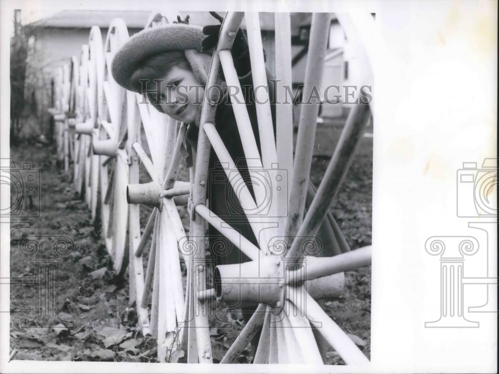 1962 Press Photo Roseann Fansler at Age 4 Sticks Head Through Wheel Fence
