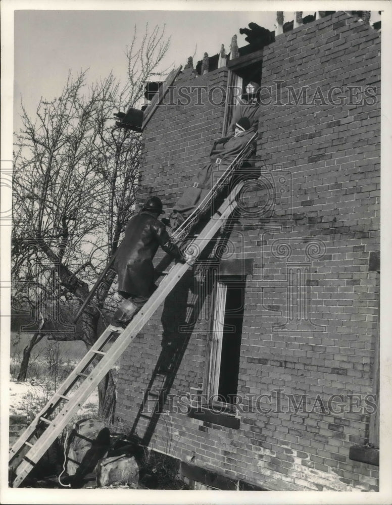 1955 Press Photo Cleveland firemen rescue Bill Auten from a building
