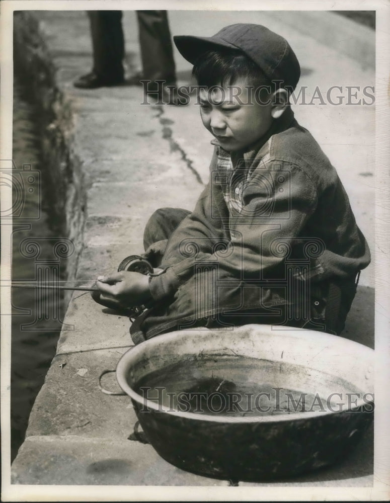 1949 Press Photo Kenny Aoki age 10 fishing at Cleveland Wade Park