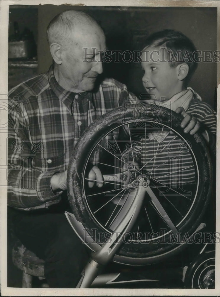 Load image into Gallery viewer, 1949 Press Photo Miles G Arnold age 77 &amp; Jan Triska age 4 &amp; bike
