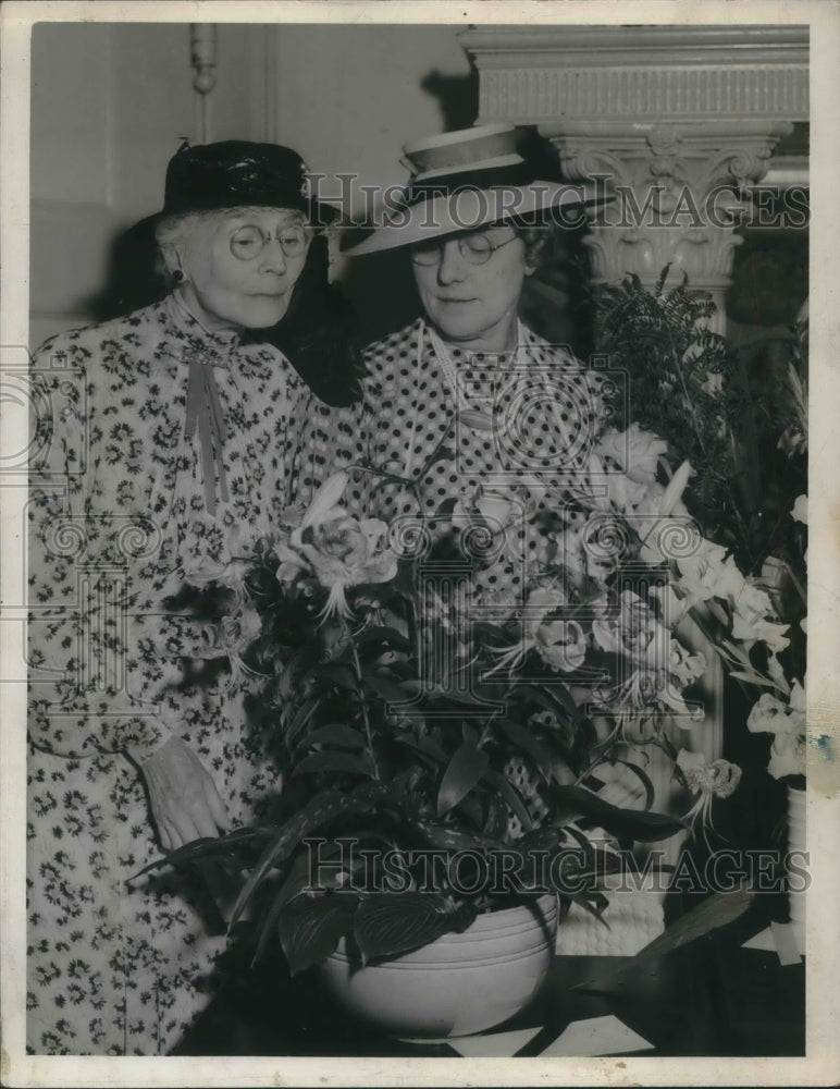1939 Press Photo Mrs Stella Autisdale, Mrs FM Gillaud at flower show