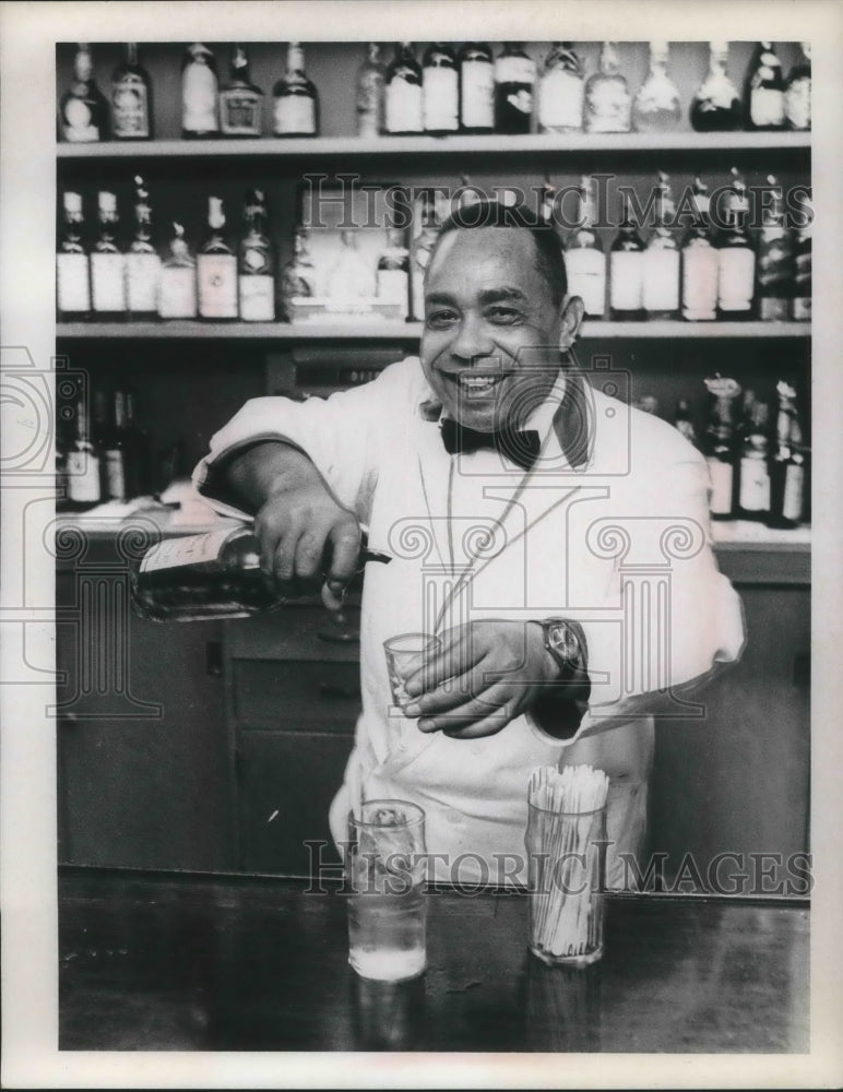 Press Photo Joe Hodges bar tending in Cleveland