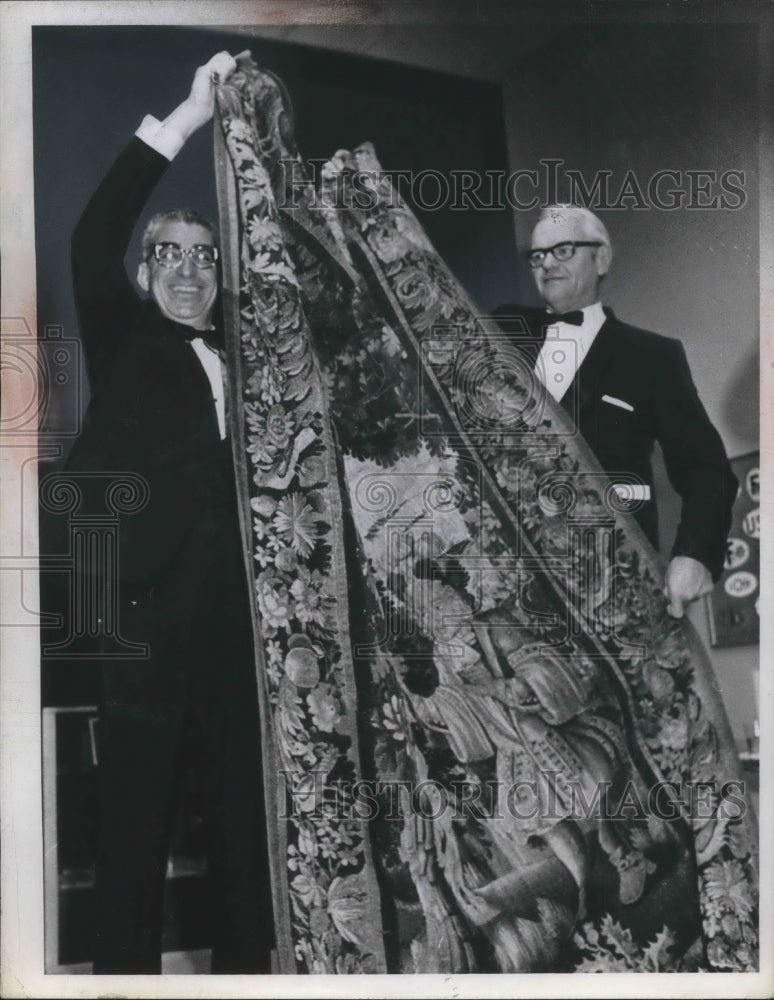 Load image into Gallery viewer, 1970 Press Photo Joseph Adams &amp; Donald Brandt holding up a tapestry
