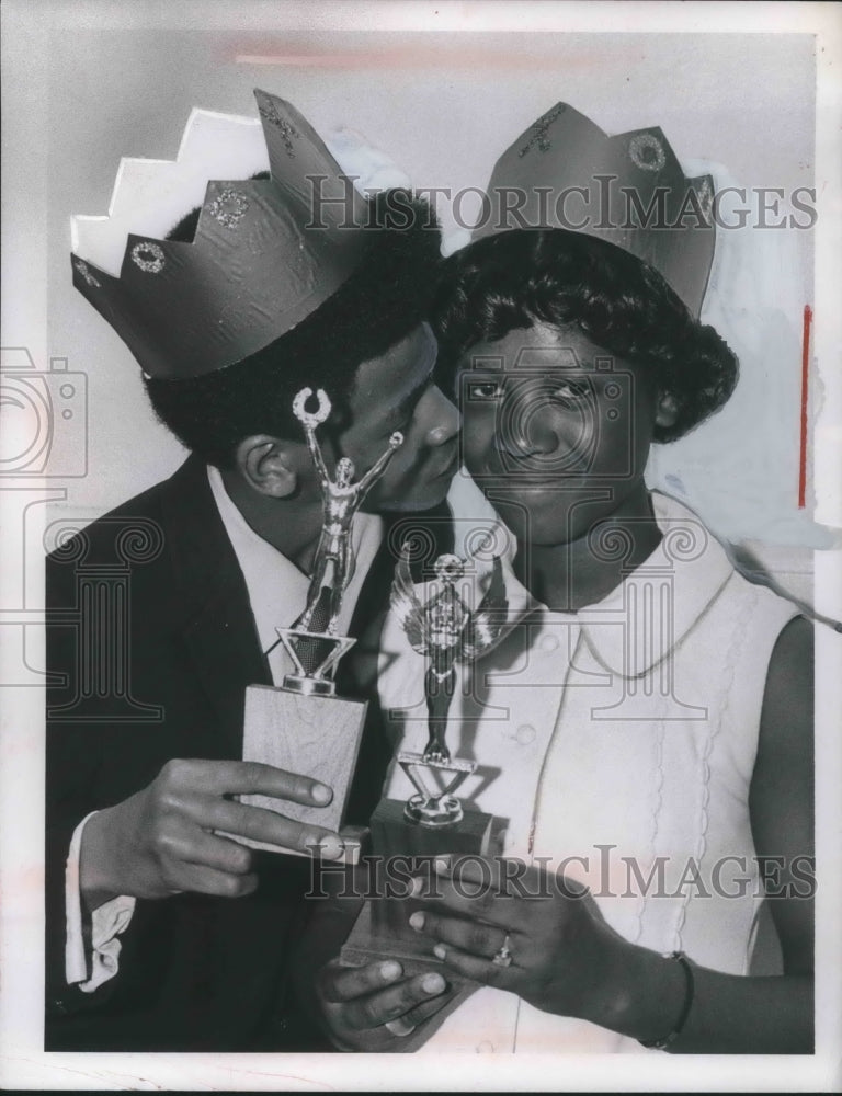 Load image into Gallery viewer, 1970 Press Photo Kimberley Summer. 14 &amp; Denise Hansley. 13 with trophies
