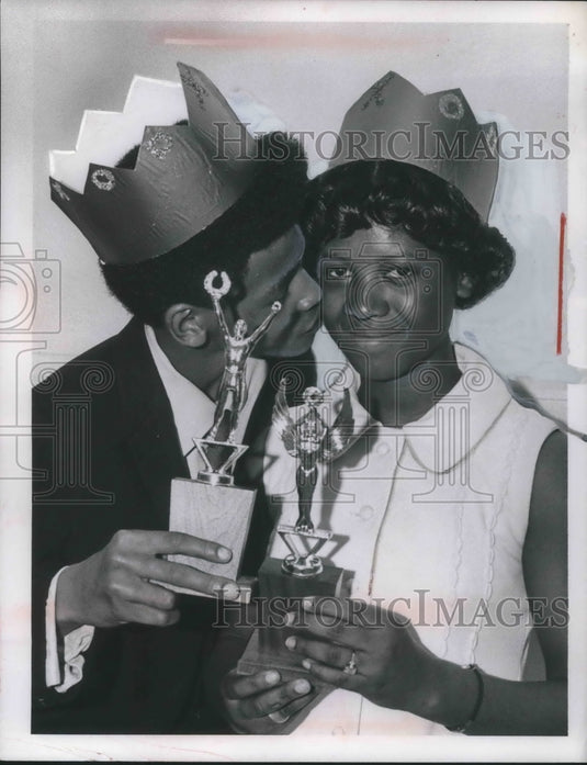 1970 Press Photo Kimberley Summer. 14 & Denise Hansley. 13 with trophies