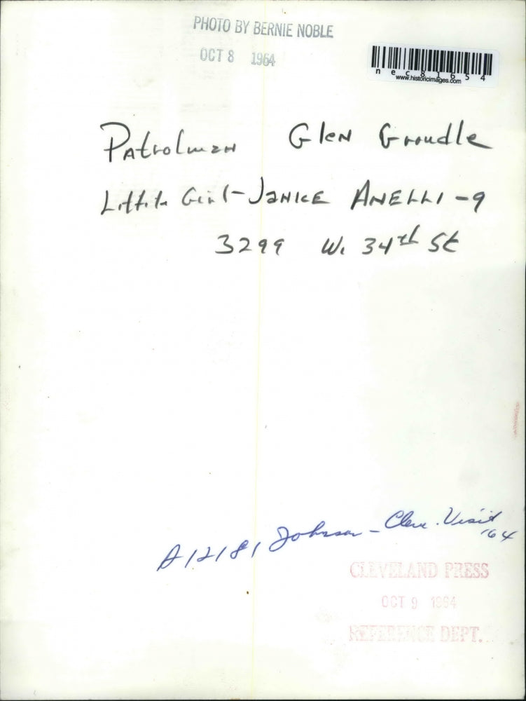 1964 Press Photo Patrolman Glen Groudle & Janice Anelli age 9, "LBJ All The Way"