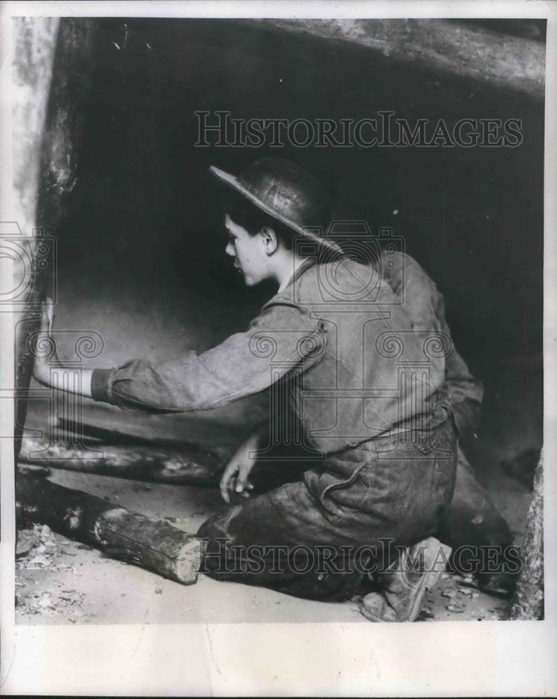 1951 Press Photo Apprentice at model mine learns pit prop techniques