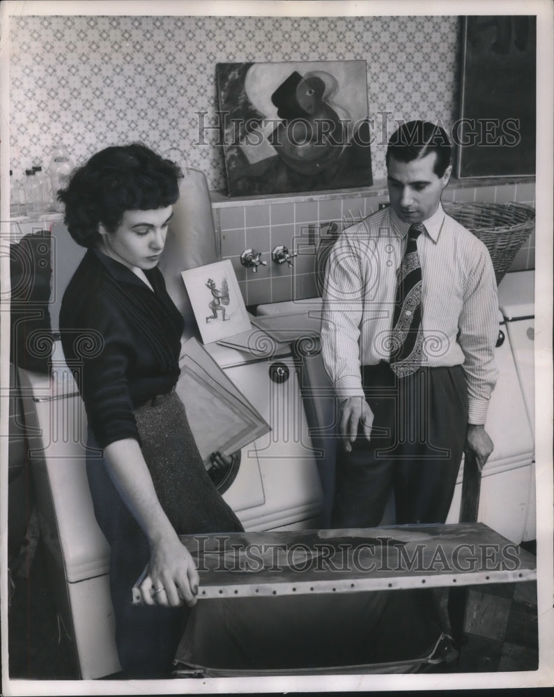 Load image into Gallery viewer, 1954 Press Photo Artist Adri Ames &amp; Joseph Pernicone at Landromat Gallery
