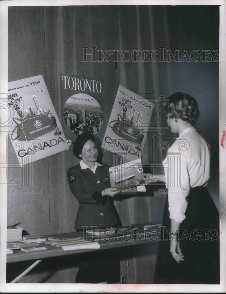 Load image into Gallery viewer, 1961 Press Photo Halle's Travel Show &amp; Mrs Hughes in Cleveland
