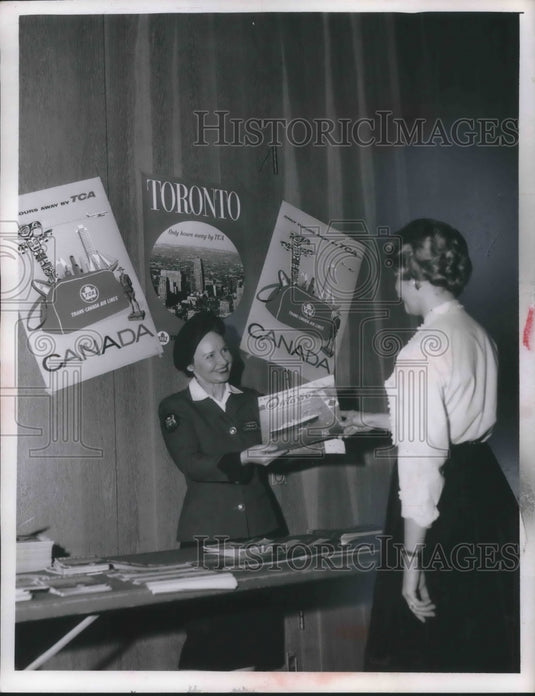 1961 Press Photo Halle's Travel Show & Mrs Hughes in Cleveland
