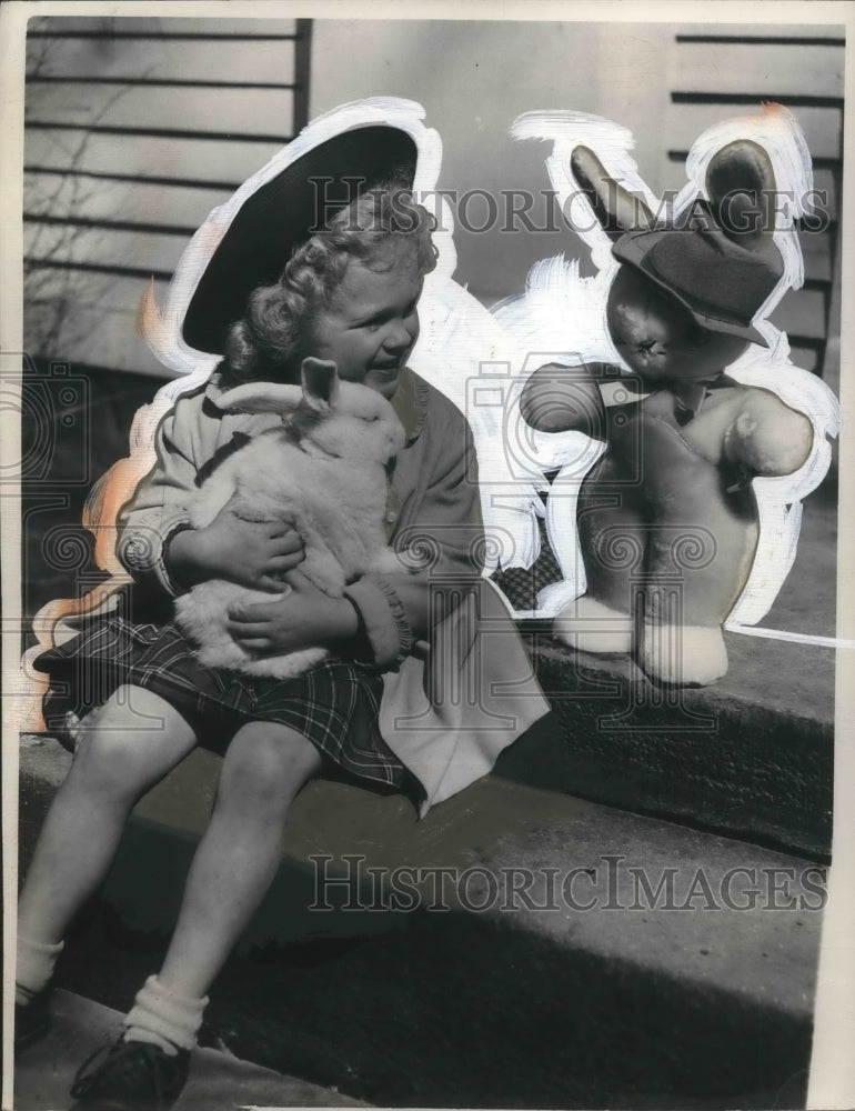 Load image into Gallery viewer, 1948 Press Photo Baby Heidi Forbush &amp; rabbits at Gates Mills
