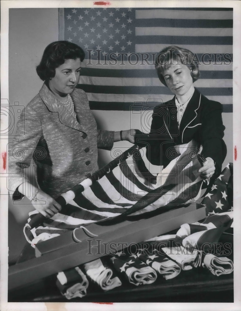 Load image into Gallery viewer, 1960 Press Photo Mrs Paul Ellis, Mrs Wm Metz of B'nai B'rith Women's Council
