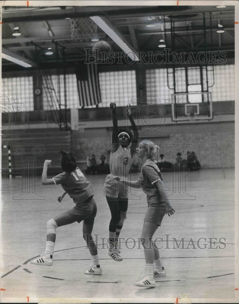 1972 Press Photo Women/s basketball in Cleveland