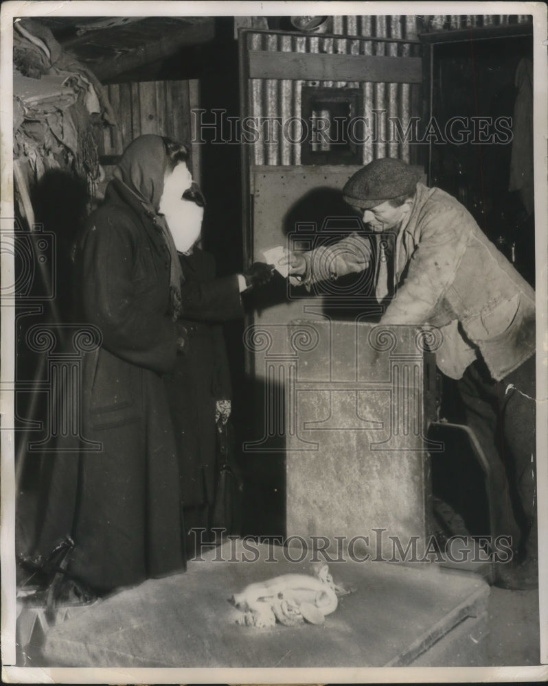 Press Photo Man & woman at a ballot box for elections
