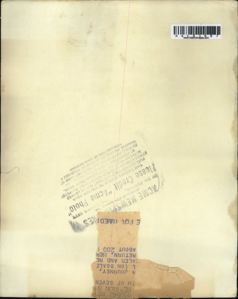 Press Photo Man & woman at a ballot box for elections