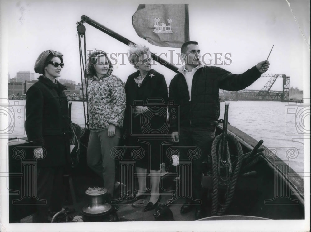 1964 Press Photo Mrs James Angel, Mrs Krauss,Mrs A Graber,R Carrara on Lake Erie