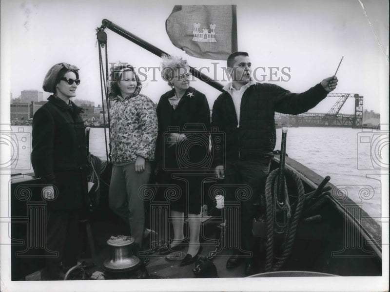 Load image into Gallery viewer, 1964 Press Photo Mrs James Angel, Mrs Krauss,Mrs A Graber,R Carrara on Lake Erie
