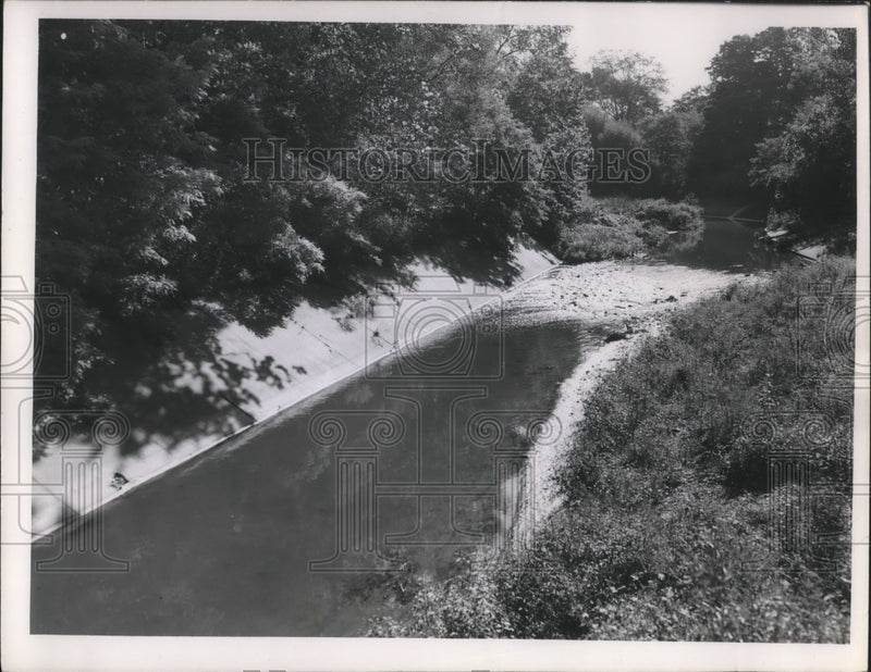 Load image into Gallery viewer, 1952 Press Photo Euclid Creek pollution in Cleveland, Ohio
