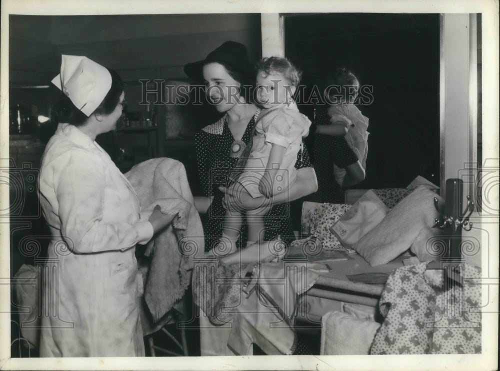 1940 Press Photo Nurse B Graham, Mrs Jerome Gardner & baby