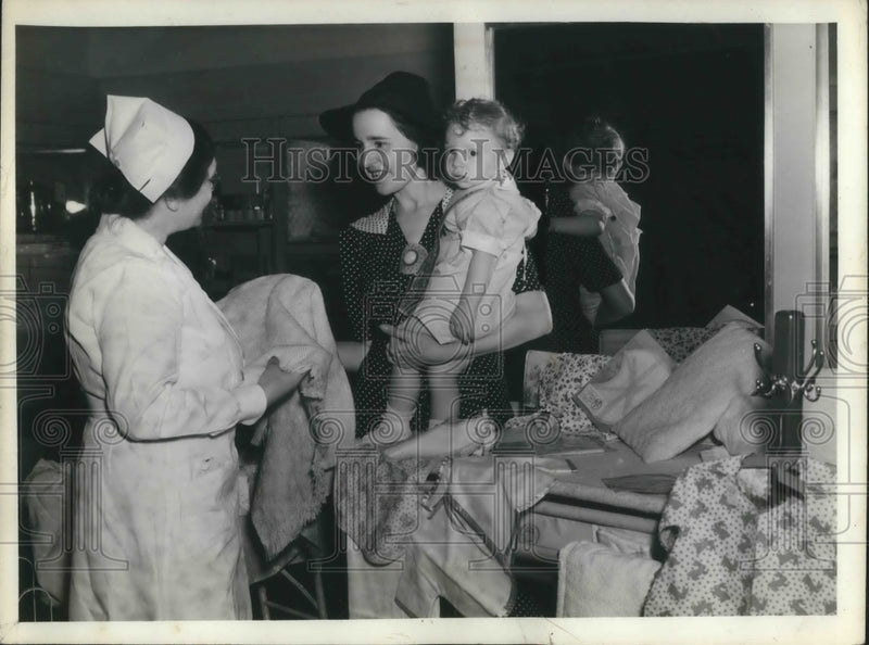 Load image into Gallery viewer, 1940 Press Photo Nurse B Graham, Mrs Jerome Gardner &amp; baby
