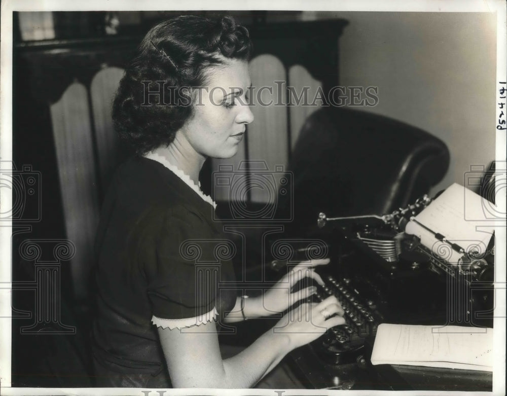 1939 Press Photo Philadelphia Kathryn Fitzgerald at Lumbermans Mutual Casualty C