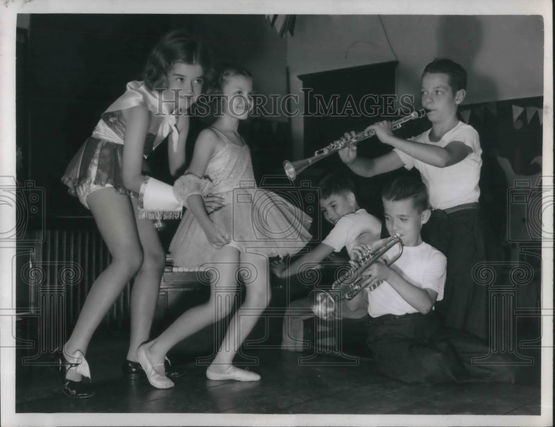 Load image into Gallery viewer, 1946 Press Photo Mary Axe, Sue Miller, Chas Percent,Bud &amp; Jerry Linderman
