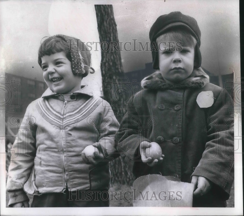 Load image into Gallery viewer, 1961 Press Photo Debbie and Jerry Aurodeo are Easter egg rolling.
