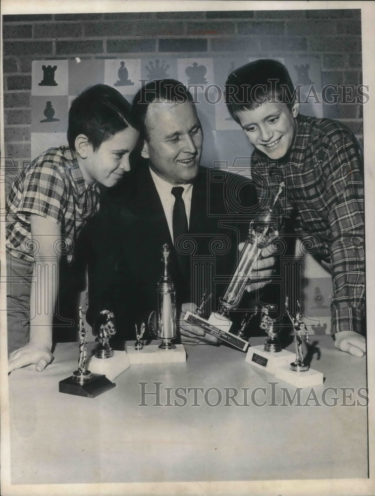 1966 Press Photo Frank E. Fogg Sr & Son Frank Jr. Rod Barrington Jr., Chess
