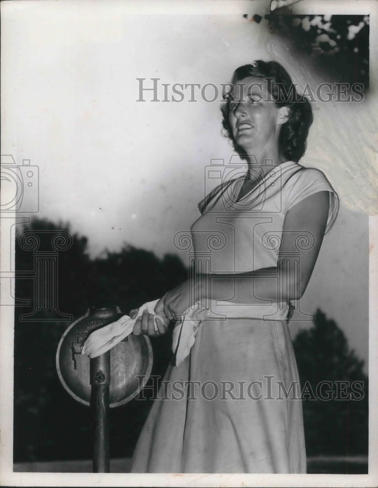 1949 Press Photo Mrs Fernand J Brogmiez at Womens golf tournament in Ohio