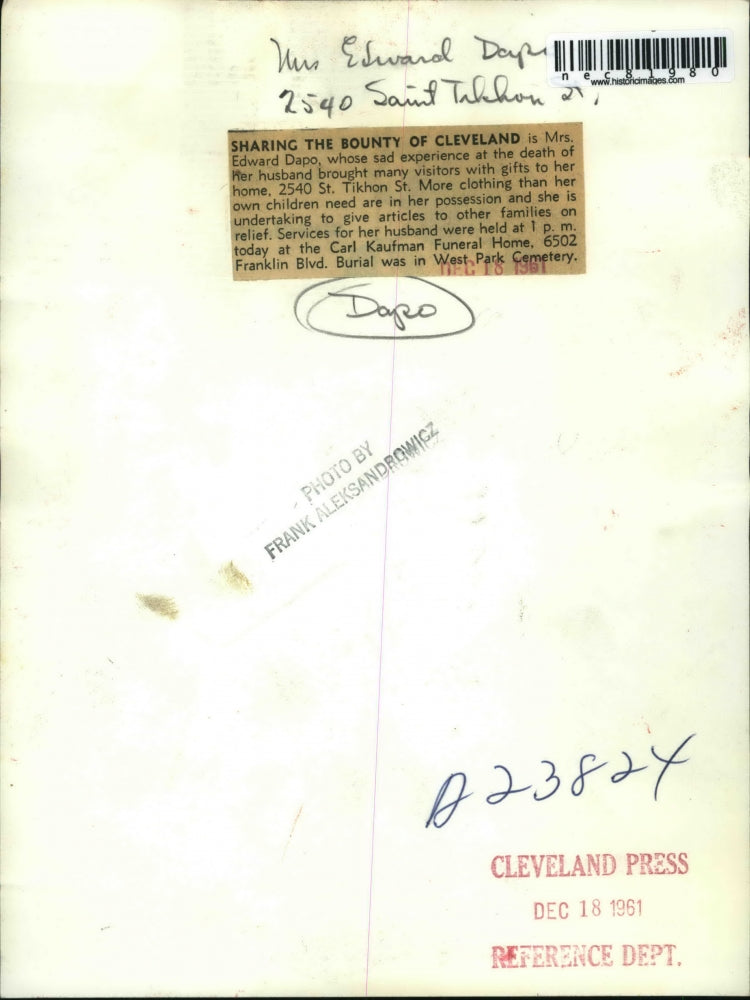 1961 Press Photo Mrs Edward Dapo with gifts after husbands funeral