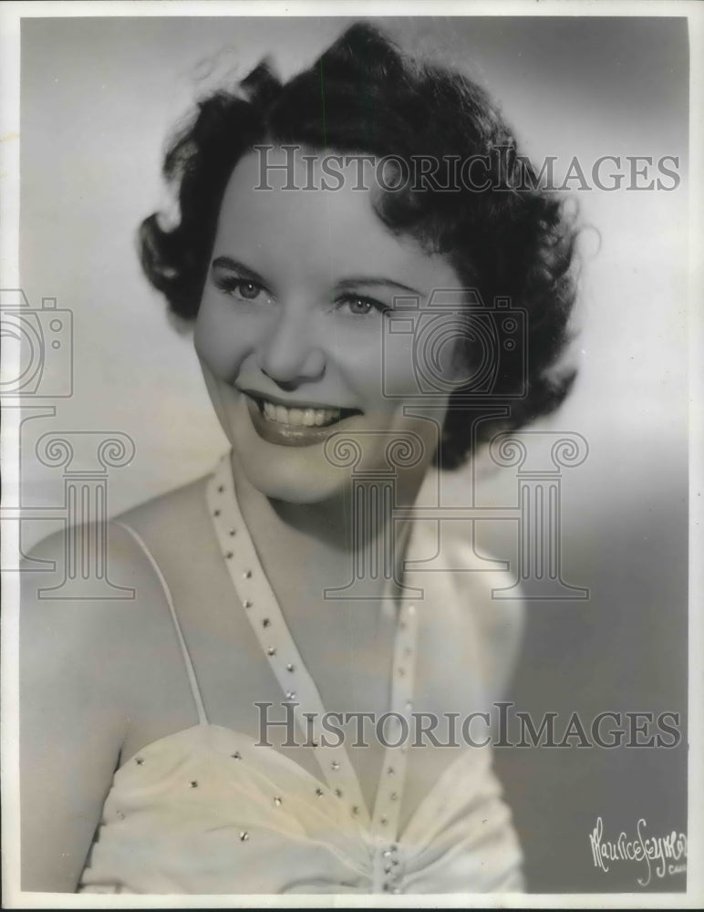 1943 Press Photo Josephine Swinney, Mezzo-soprano on Carnation Contented show
