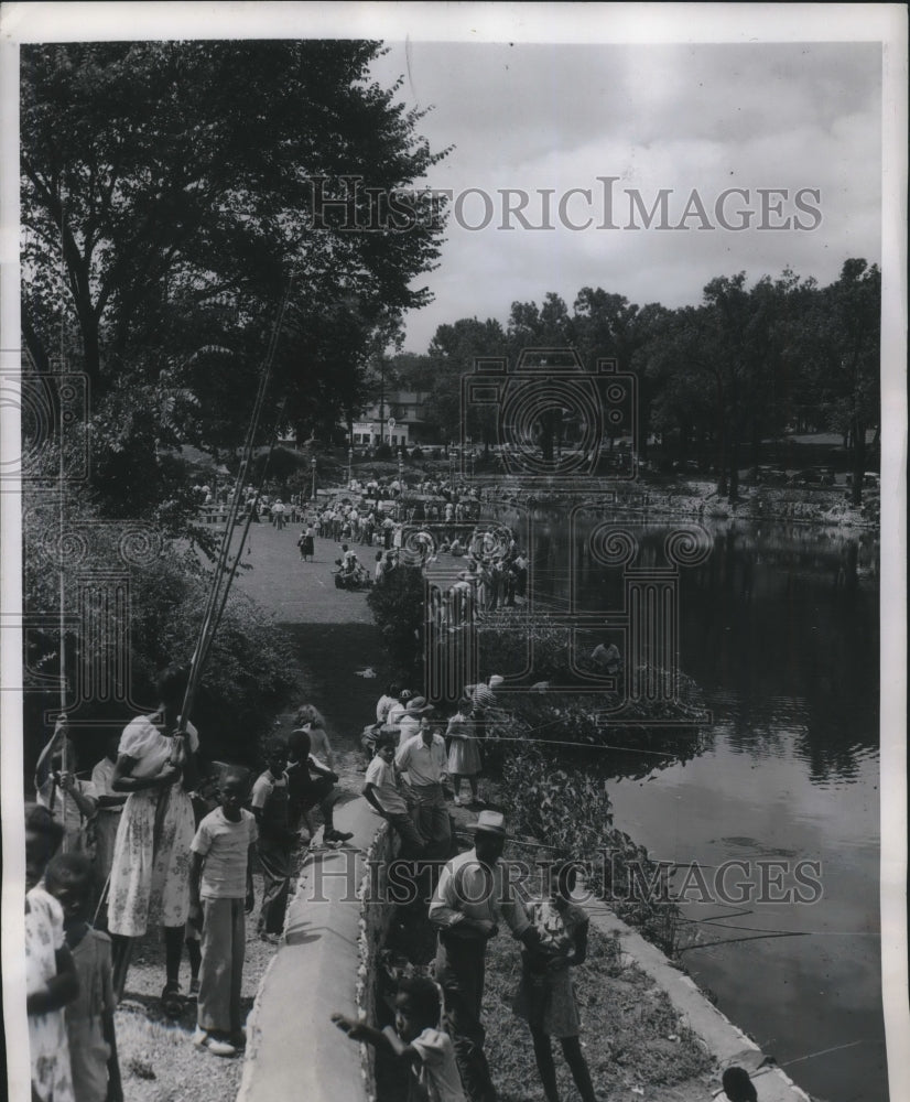 1948 Press Photo youth fishing contest at Big Eleven Lake in Kansas