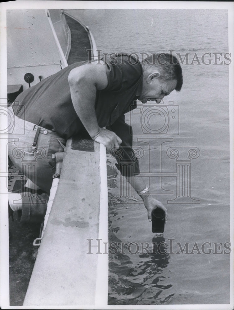 1960 Press Photo Joseph Good checking Lake Erie for pollution