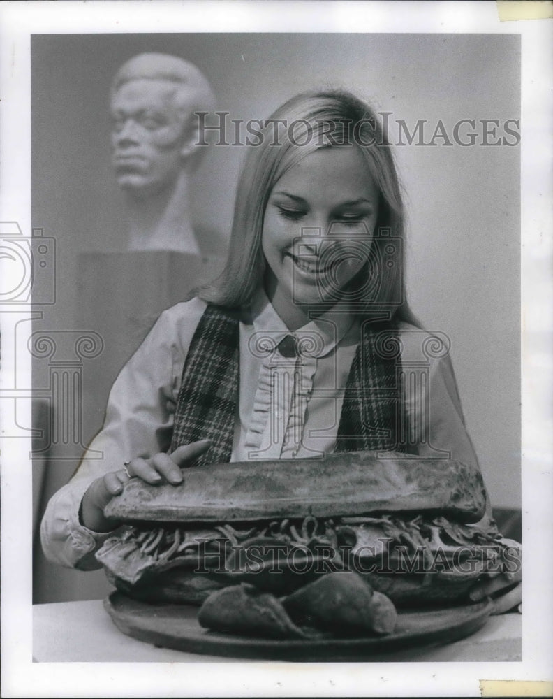 Load image into Gallery viewer, 1970 Press Photo Vicki Beck of Kent State University Touches Ceramic Sandwich
