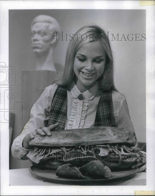 1970 Press Photo Vicki Beck of Kent State University Touches Ceramic Sandwich