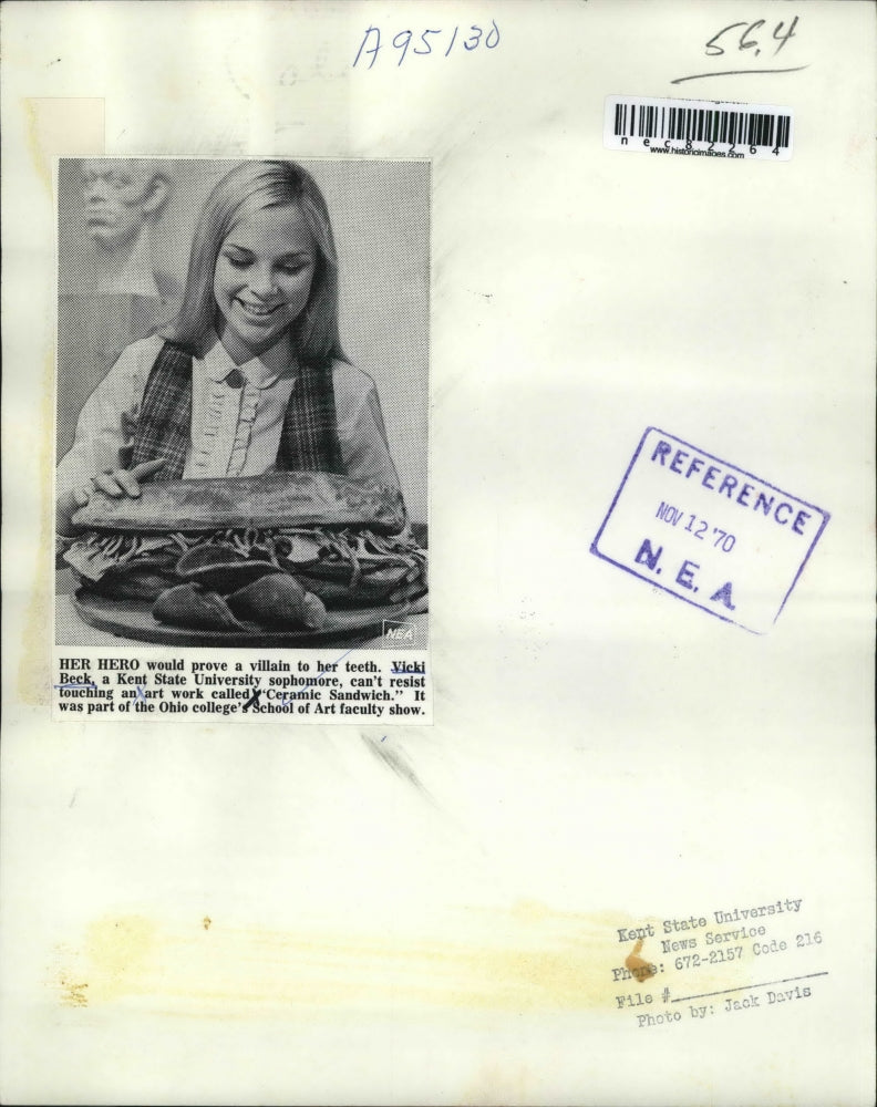 Load image into Gallery viewer, 1970 Press Photo Vicki Beck of Kent State University Touches Ceramic Sandwich
