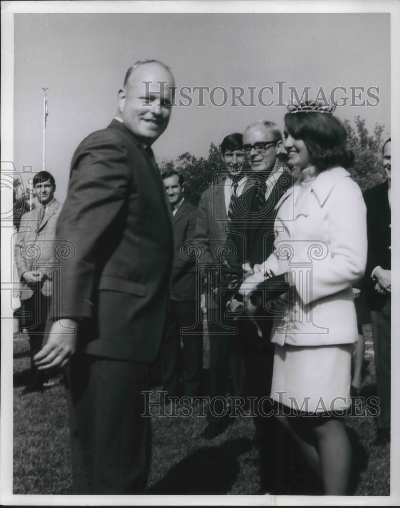 Load image into Gallery viewer, 1967 Press Photo Miami University president Dr Phillip Shrinver &amp; Ruth Narduzzi
