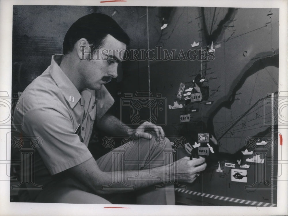1975 Press Photo Coast Guard Lt Stan Norman at rescue center