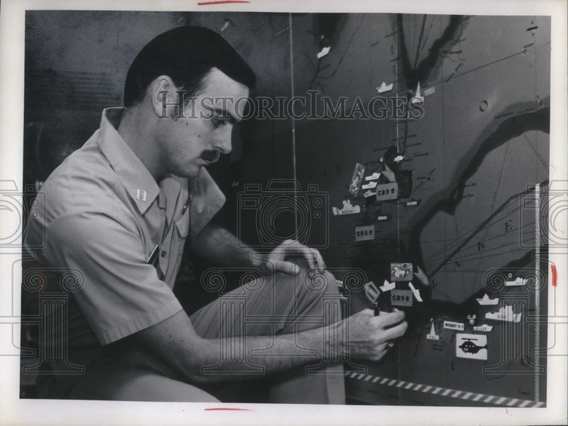 Load image into Gallery viewer, 1975 Press Photo Coast Guard Lt Stan Norman at rescue center
