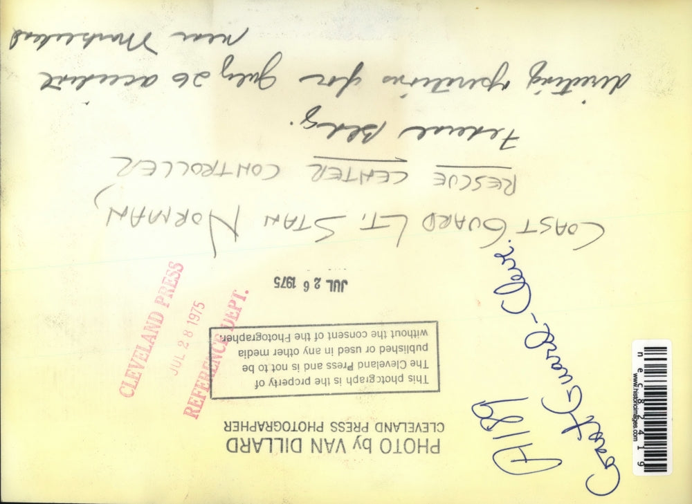 1975 Press Photo Coast Guard Lt Stan Norman at rescue center