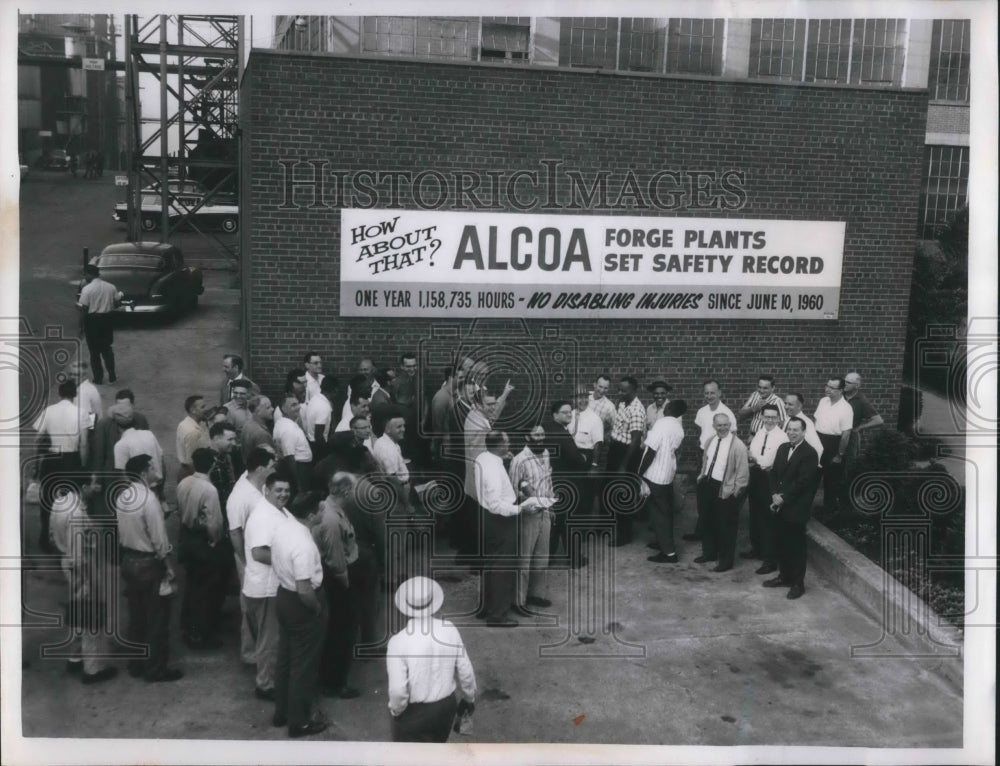 1961 Press Photo The workers of Alcoa are congratulated as they went a whole